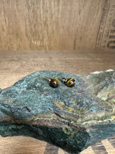 Load image into Gallery viewer, Stud Kristalla eyrnalokkar