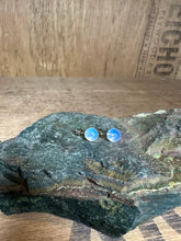 Load image into Gallery viewer, Stud Kristalla eyrnalokkar