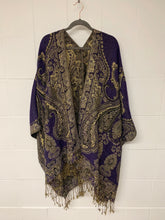 Load image into Gallery viewer, Poncho Coarse w/ Golden Thread