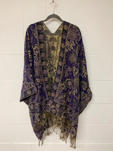 Load image into Gallery viewer, Poncho Coarse w/ Golden Thread