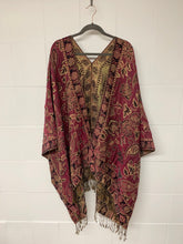Load image into Gallery viewer, Poncho Coarse w/ Golden Thread