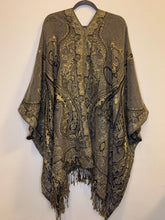 Load image into Gallery viewer, Poncho Coarse w/ Golden Thread