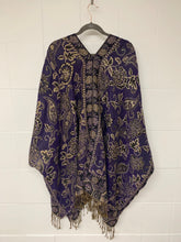 Load image into Gallery viewer, Poncho Coarse w/ Golden Thread