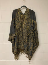 Load image into Gallery viewer, Poncho Coarse w/ Golden Thread