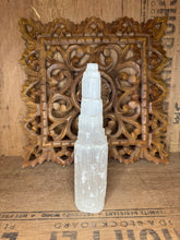 Load image into Gallery viewer, Selenite turn
