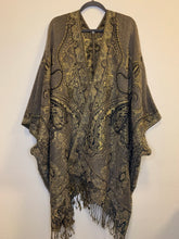 Load image into Gallery viewer, Poncho Coarse w/ Golden Thread
