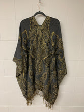 Load image into Gallery viewer, Poncho Coarse w/ Golden Thread
