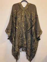 Load image into Gallery viewer, Poncho Coarse w/ Golden Thread

