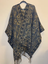 Load image into Gallery viewer, Poncho Coarse w/ Golden Thread
