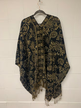 Load image into Gallery viewer, Poncho Coarse w/ Golden Thread
