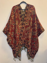 Load image into Gallery viewer, Poncho Coarse w/ Golden Thread
