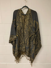 Load image into Gallery viewer, Poncho Coarse w/ Golden Thread
